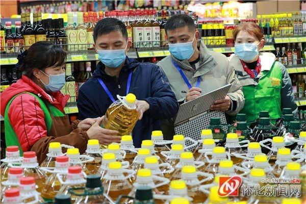 通道侗族自治县市场监管执法人员在一家年货超市检查食品的供应及销售